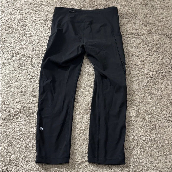 LIKE NEW Lululemon Black Cropped Leggings with Pockets - Picture 2 of 4